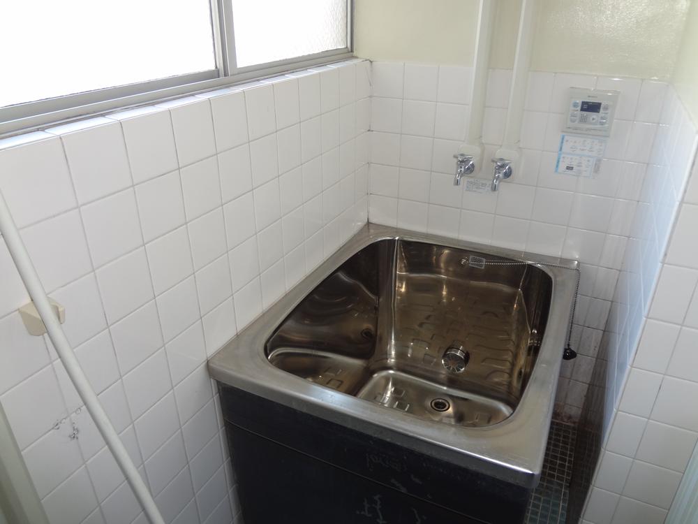 Bathroom. Indoor (12 May 2013) Shooting