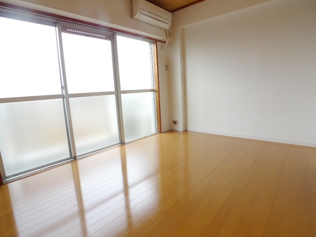 Other room space. Since the top floor facing south of Western-style three sash sunny