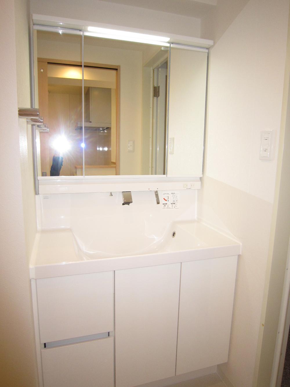 Wash basin, toilet. Indoor (January 2014) Shooting