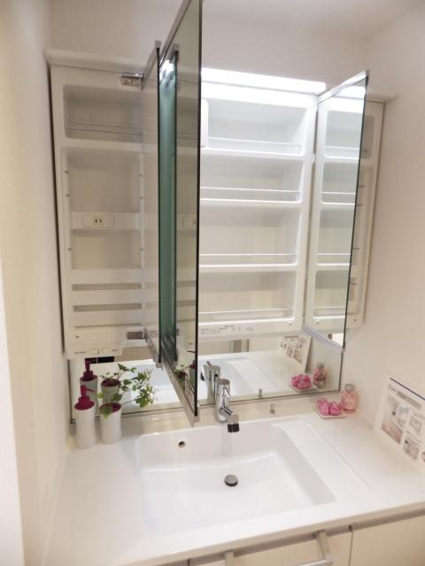 Wash basin, toilet. Shower faucet with three-sided mirror. Storage space of large capacity are also hiding in Kagamiura.