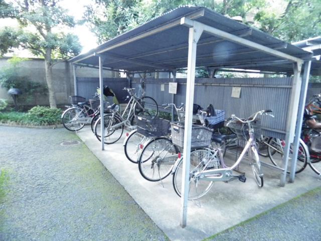 Other common areas. Is a bicycle parking lot. Moped bike parked is possible.
