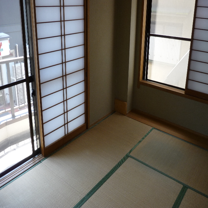 Living and room. South-facing Japanese-style room 6 quires