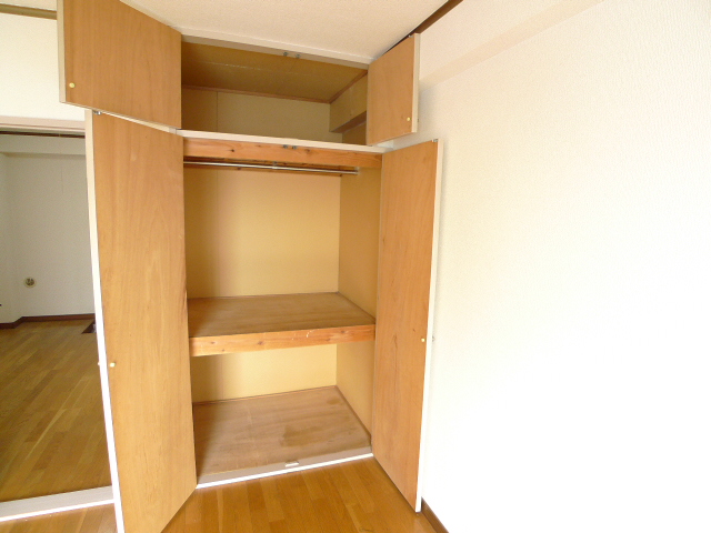 Receipt. With hanger pipe / Convenience in the upper closet with storage