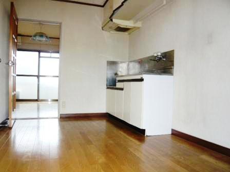 Kitchen. Refrigerator in the kitchen spread ・ Cupboard also put in the room