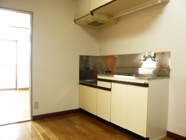 Kitchen. 2 lot gas stoves Allowed / Cooking space there is a convenient kitchen