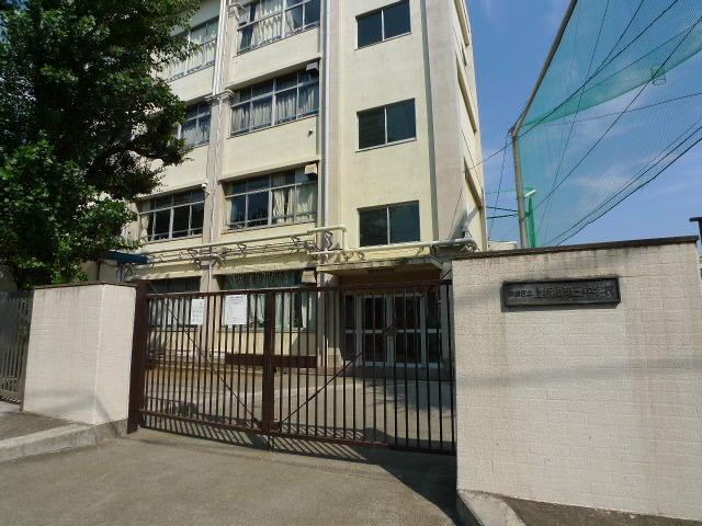 Junior high school. Kamiitabashi about until the third junior high school 757m