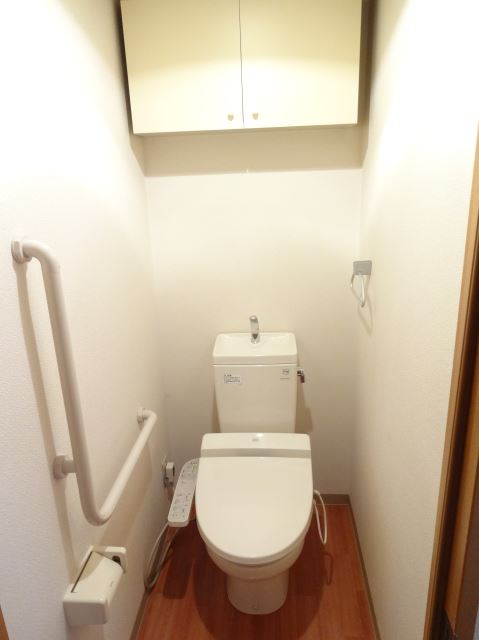 Toilet. There is the upper storage shelves! With Washlet