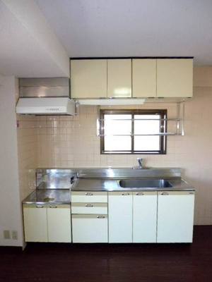 Kitchen. A window kitchen (gas stove Please prepare by yourself)