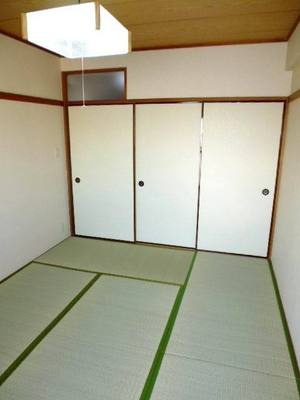 Living and room. 6.9 tatami Japanese-style room (with closet)