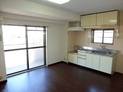 Living and room. Also in the kitchen with a window LDK (air conditioning)