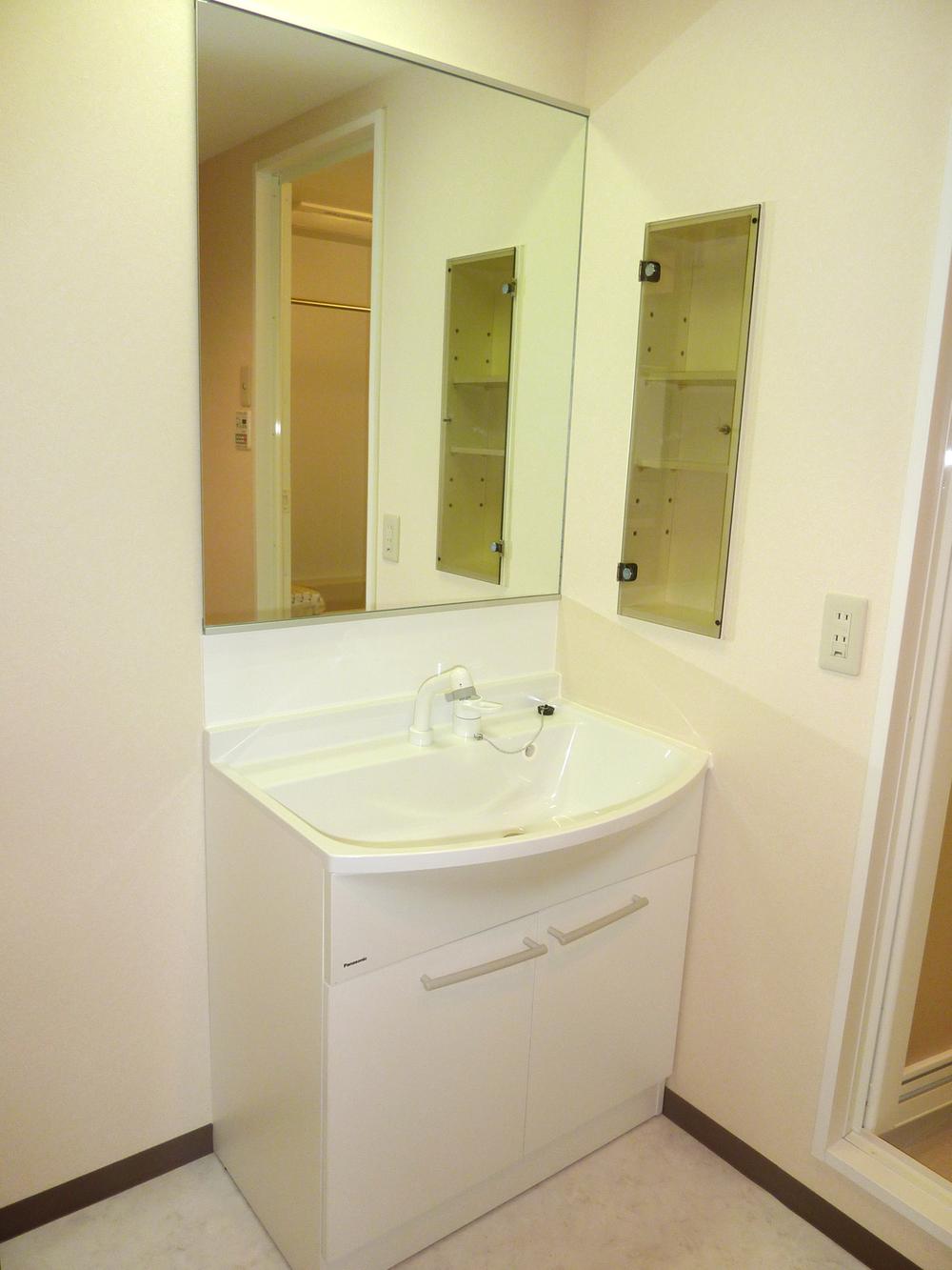 Wash basin, toilet. Indoor (July 2013) Shooting