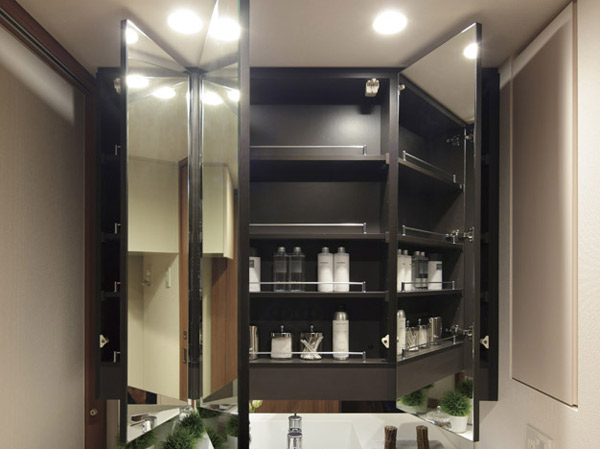 Bathing-wash room.  [Three-sided mirror back storage] Adopted your hair easy to large three-sided mirror. Set up a cabinet that cosmetics and accessories can be stored in the Kagamiura.