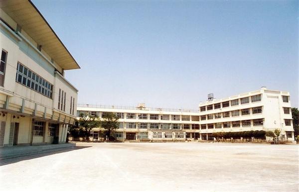 Junior high school. China and Taiwan 800m until junior high school