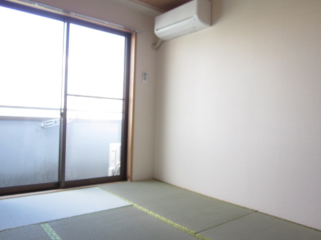 Living and room. The air-conditioned Japanese-style room ・ Storage room