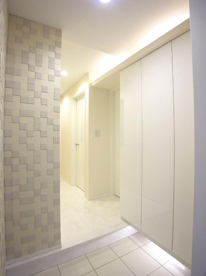 Entrance. Entrance hall (marble flooring ・ Paste interior wall tiles)