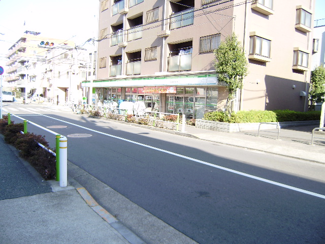 Convenience store. FamilyMart Shimura Bahnhofstrasse store up (convenience store) 263m