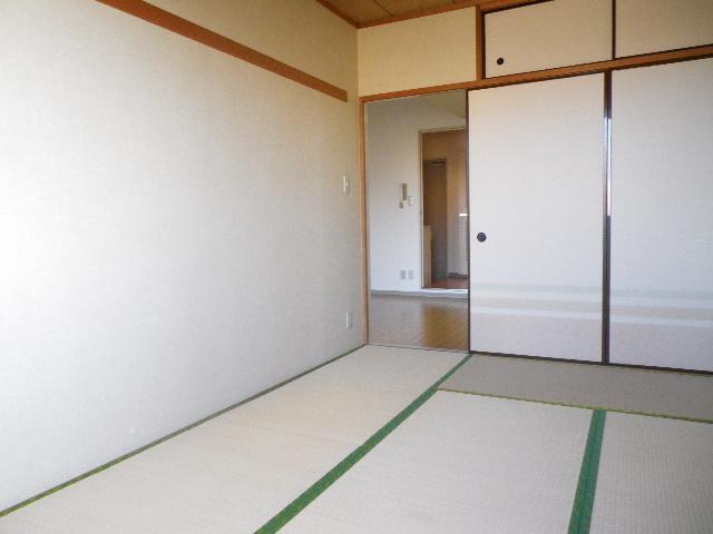 Other room space. Japanese-style room to settle