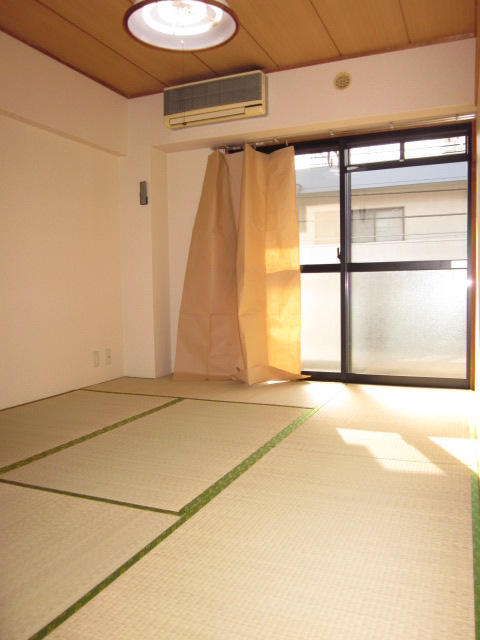 Living and room. There is air conditioning in the 6-mat Japanese-style