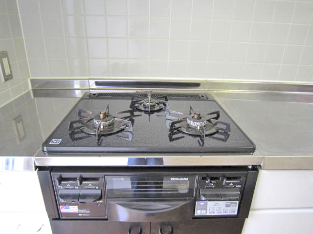 Kitchen. Three-necked gas stove