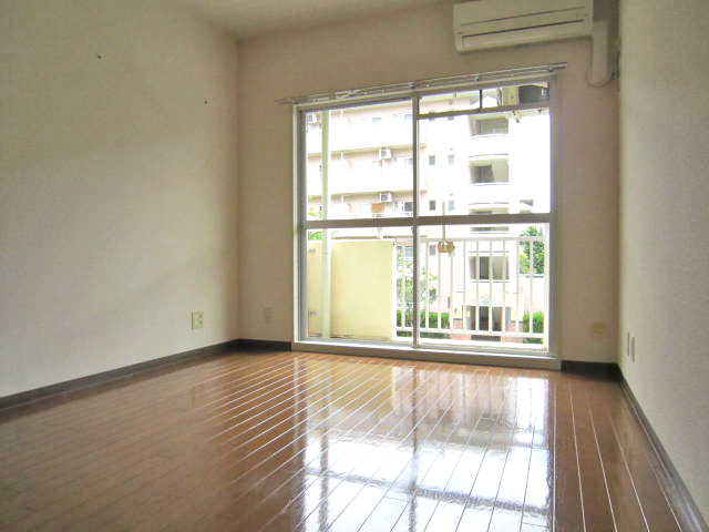 Living and room. Six tatami flooring