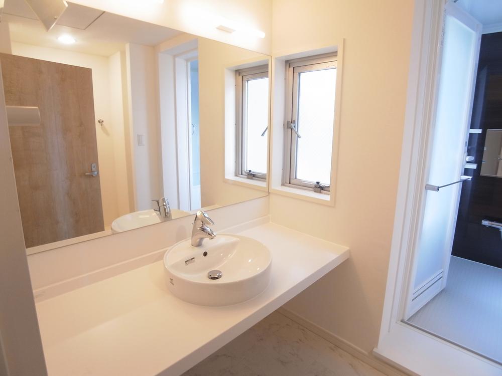 Wash basin, toilet. Indoor (September 2013) Shooting