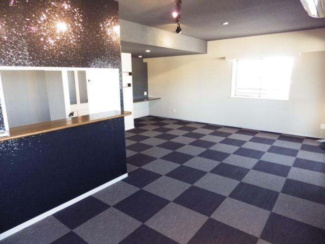 Living. And it comes with a lot of window, It contains the light from the southwest north.