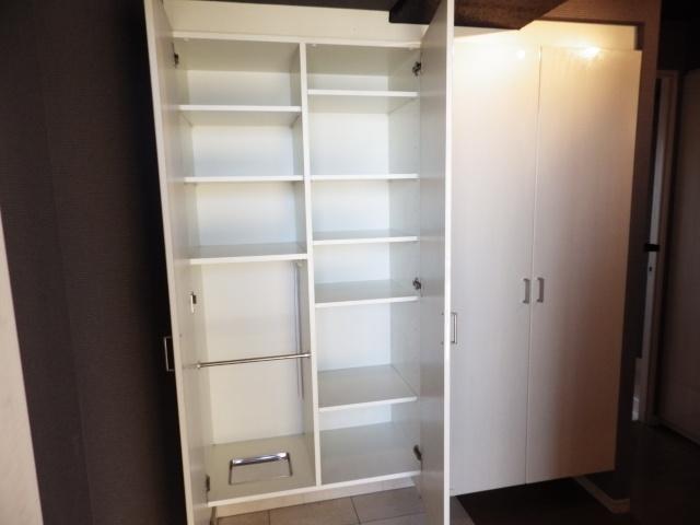 Entrance. It is housed in the entrance.