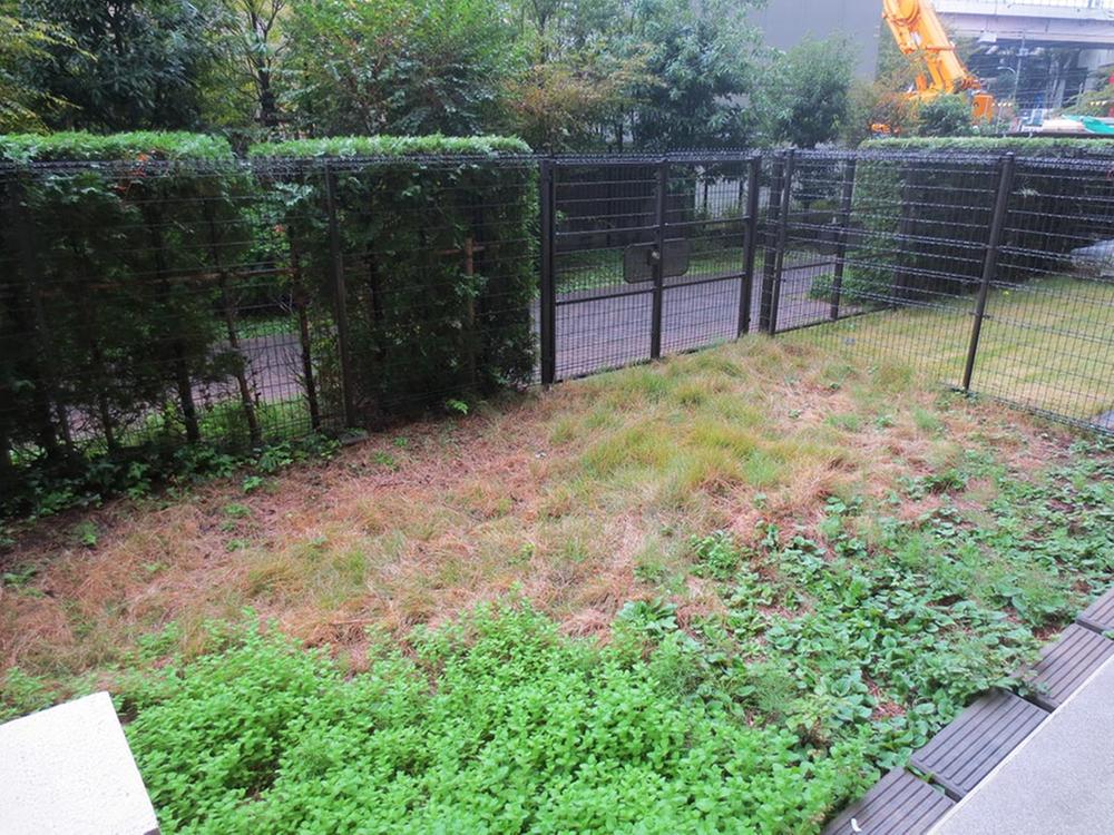 Garden. Private garden size of about 27.62 sq m (12 May 2013) Shooting