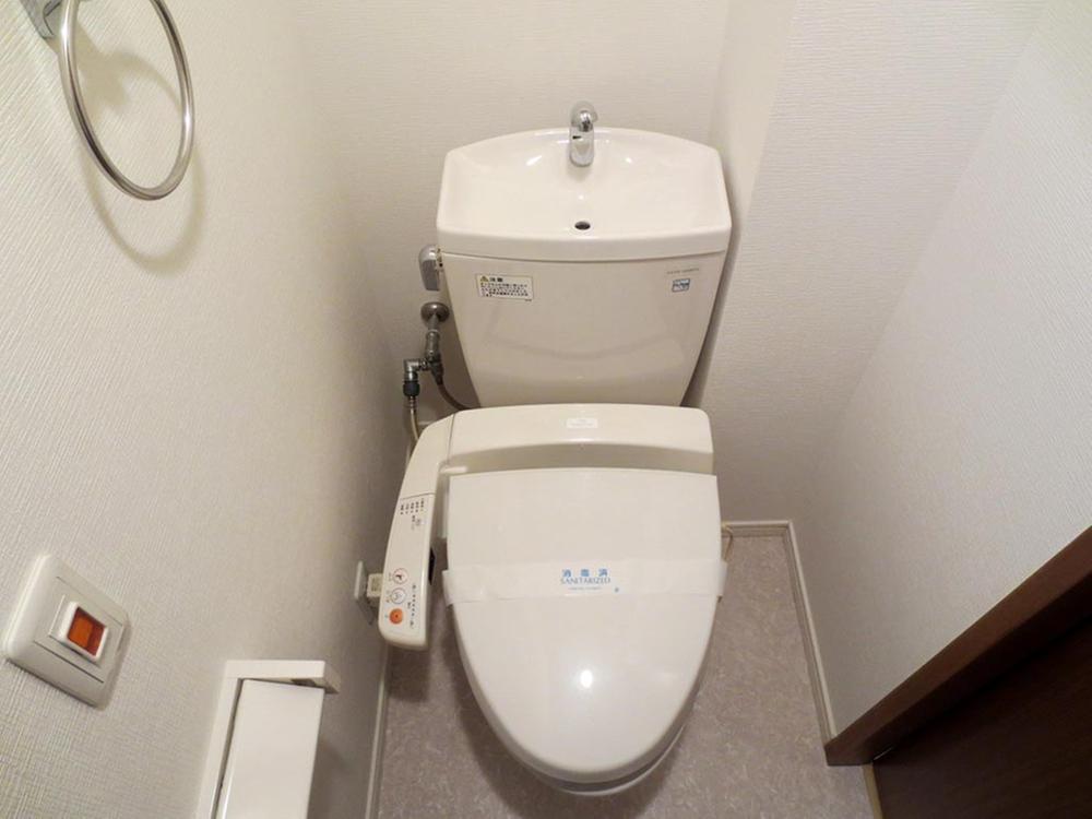 Toilet. Cleaning function with toilet seat, Hanging cupboard is also attached (December 2013) Shooting