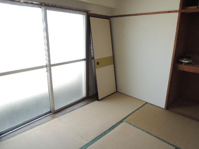 Other room space. Japanese-style room to settle