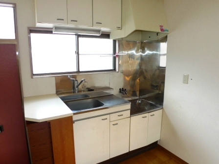 Kitchen. 2 lot gas stoves Allowed / Window to the kitchen there is daylight, Ventilation ◎