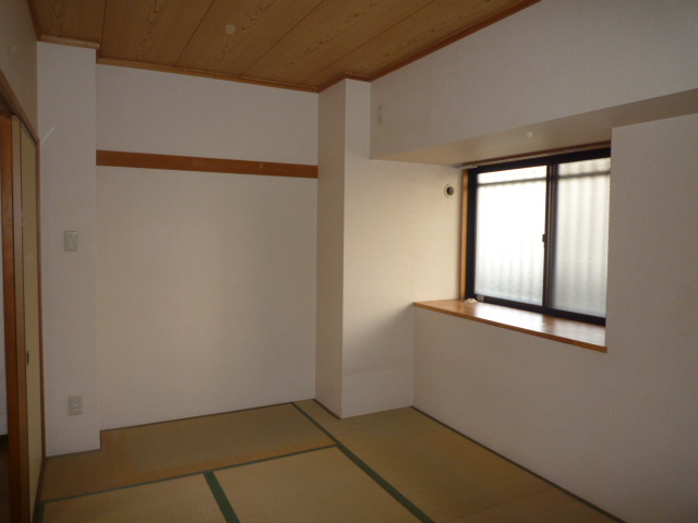 Other room space. Japanese-style room 6-mat is also a bright room with window