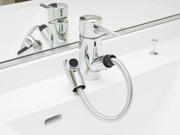 Bathing-wash room.  [Single lever faucet] The vanity is, Shower head is pulled out, It has adopted a convenient single-lever faucet, for example, when you wash basin bowl.