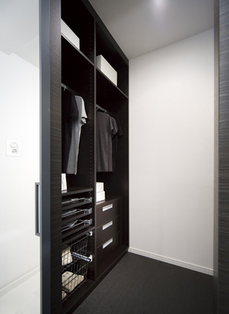 Receipt.  [It boasts a walk-in closet functionality and high storage capacity] Walk-in closet that can confirm the stored items at a glance is, Large-scale storage with the size of the room. In addition to the storage of a number of clothing, Drawer to feet and chest, You can put even shoe box.  ※ There is a type to become part walk-through closet.