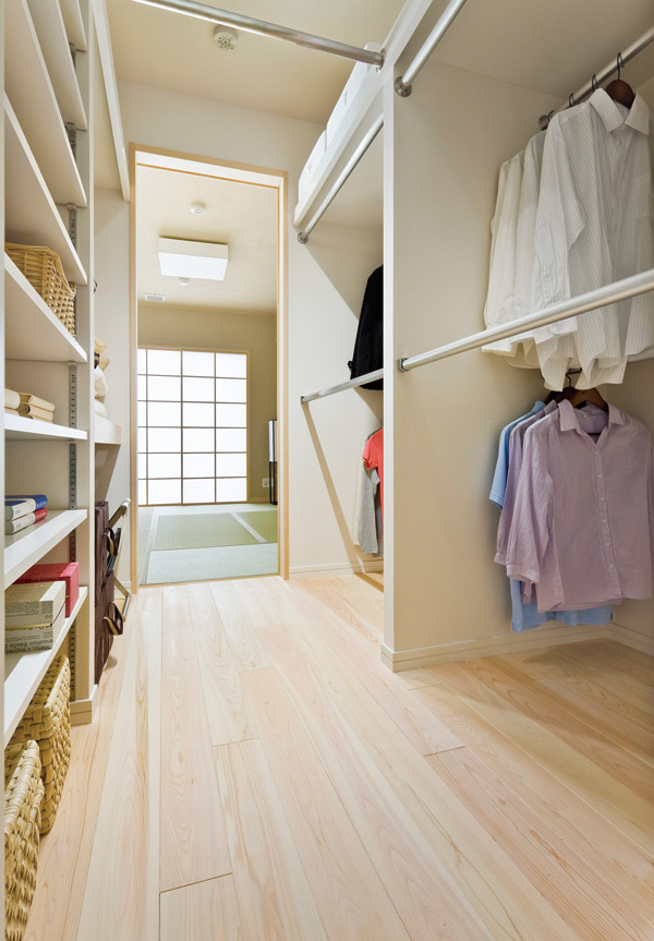 Other.  [Wind-through closet] Also large storage that can enter and exit from 2 rooms, To Kazenotoorimichi. To moisture buildup tend to clothing and bedding, It devoted the wind.