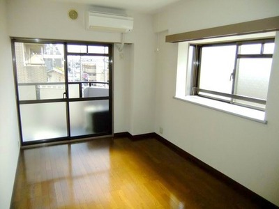 Living and room. Bright living room (flooring in the two sides lighting of southeast, Air condition)