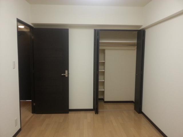 Non-living room. About is 6.0 quires of Western-style.