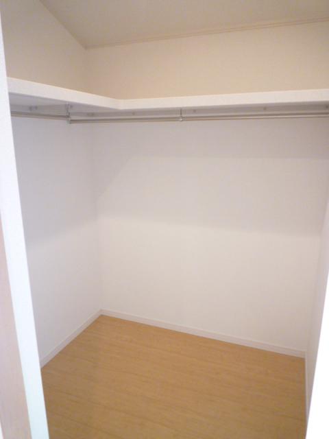 Local photos, including front road. Building 3 W closet. This storage capacity without a complaint. 