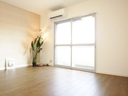 Living. ~ Already the new interior renovation ~  Southeast ・ It is a positive per well in the southwest corner room.  Furnished Property.  It has adopted the popular face-to-face counter kitchen.  Air conditioning is 1 groups already installed.