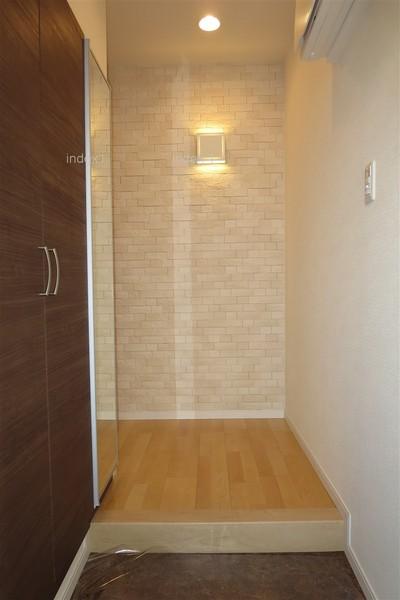 Entrance. Entrance Cross is glad Ecocarat