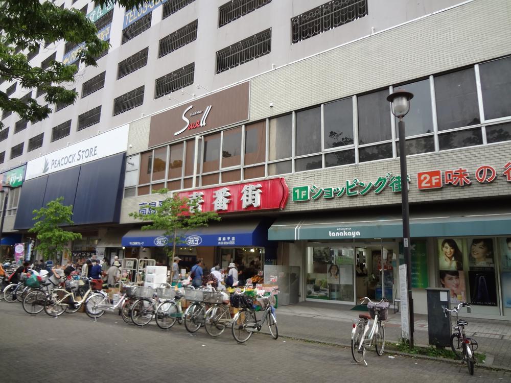 Supermarket. Family shopping street 890m