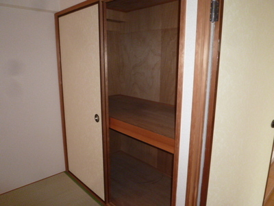 Living and room. Storage (reference photograph of another in Room)