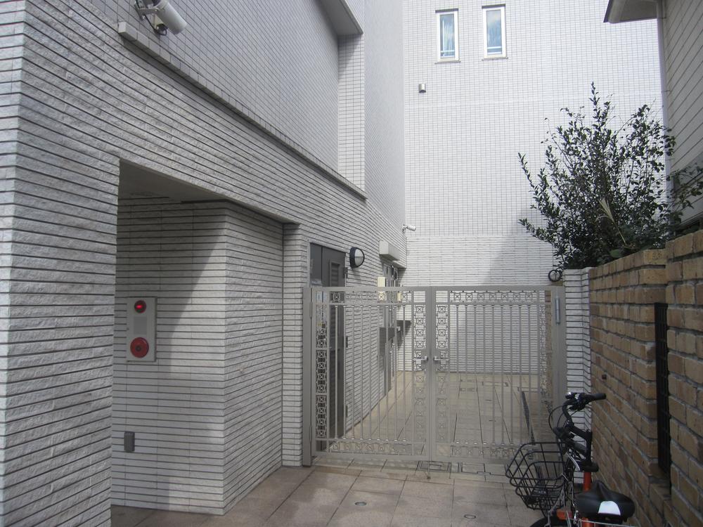 Local appearance photo. Local (11 May 2013) Shooting