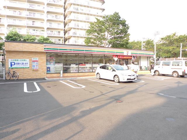 Convenience store. 150m to Seven-Eleven