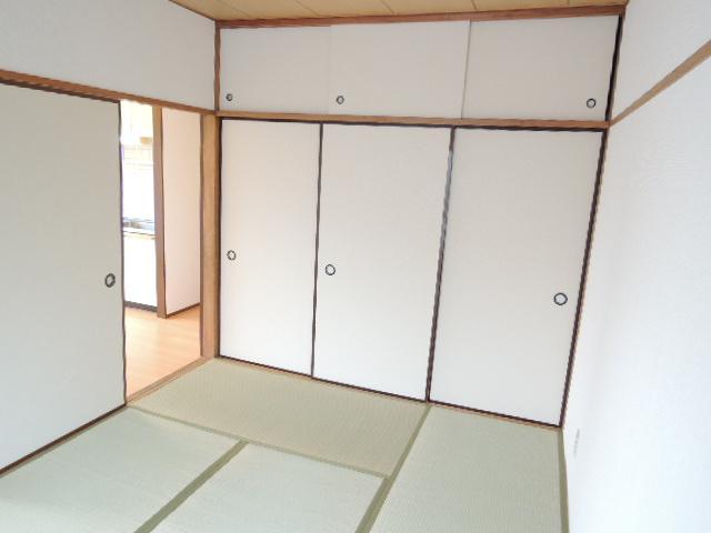 Other room space. Japanese-style room to settle