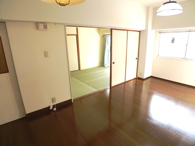 Living and room. LDK and Japanese can also be used to connect because it is four doors! 