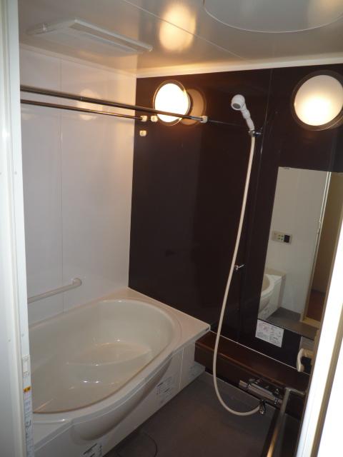 Bathroom. Egg-shaped tub ・ Otobasu equipped with a bathroom ventilation dryer Indoor (September 2013) Shooting