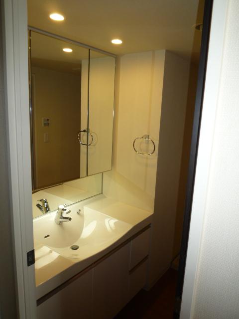 Wash basin, toilet. With storage three-sided mirror ・ Vanity with hand hose faucet