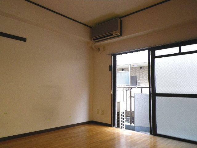 Living and room. Western-style 6 tatami flooring, Corner room two-sided lighting.