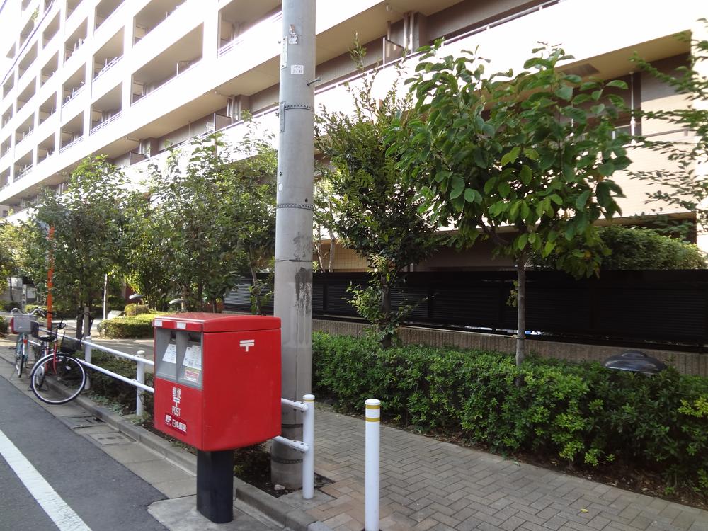 Streets around. Mansion before the sidewalk